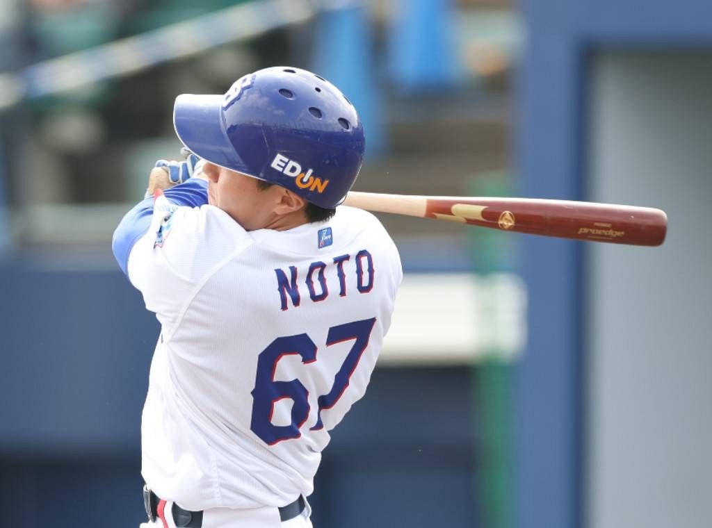 ６回裏2死一塁、能戸が二塁内野安打を放つ