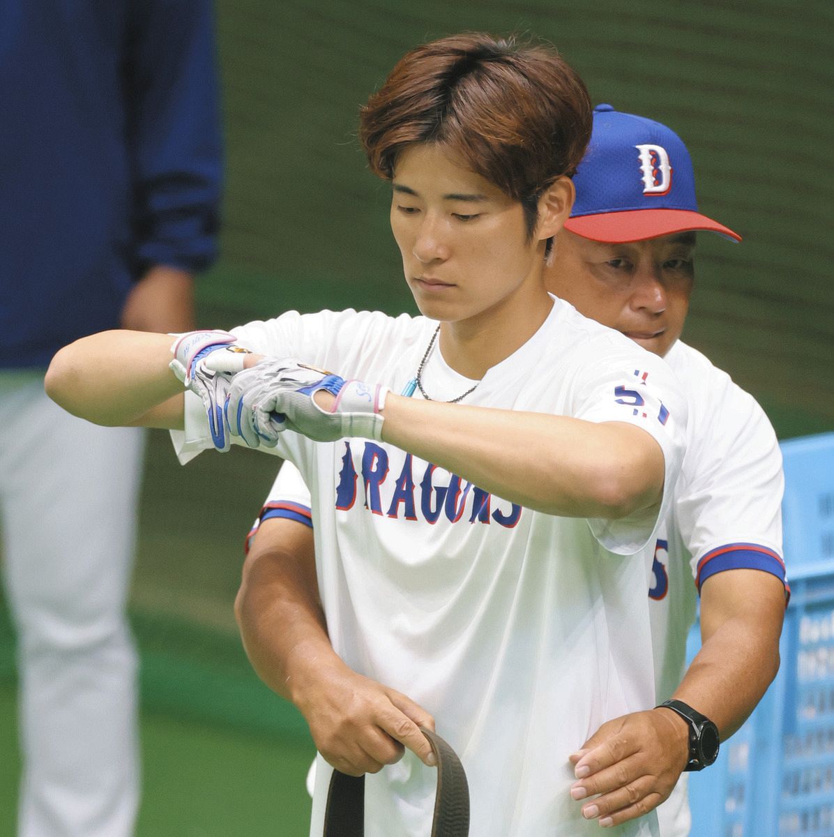 藤井２軍打撃コーチ（右）とトレーニングする上林