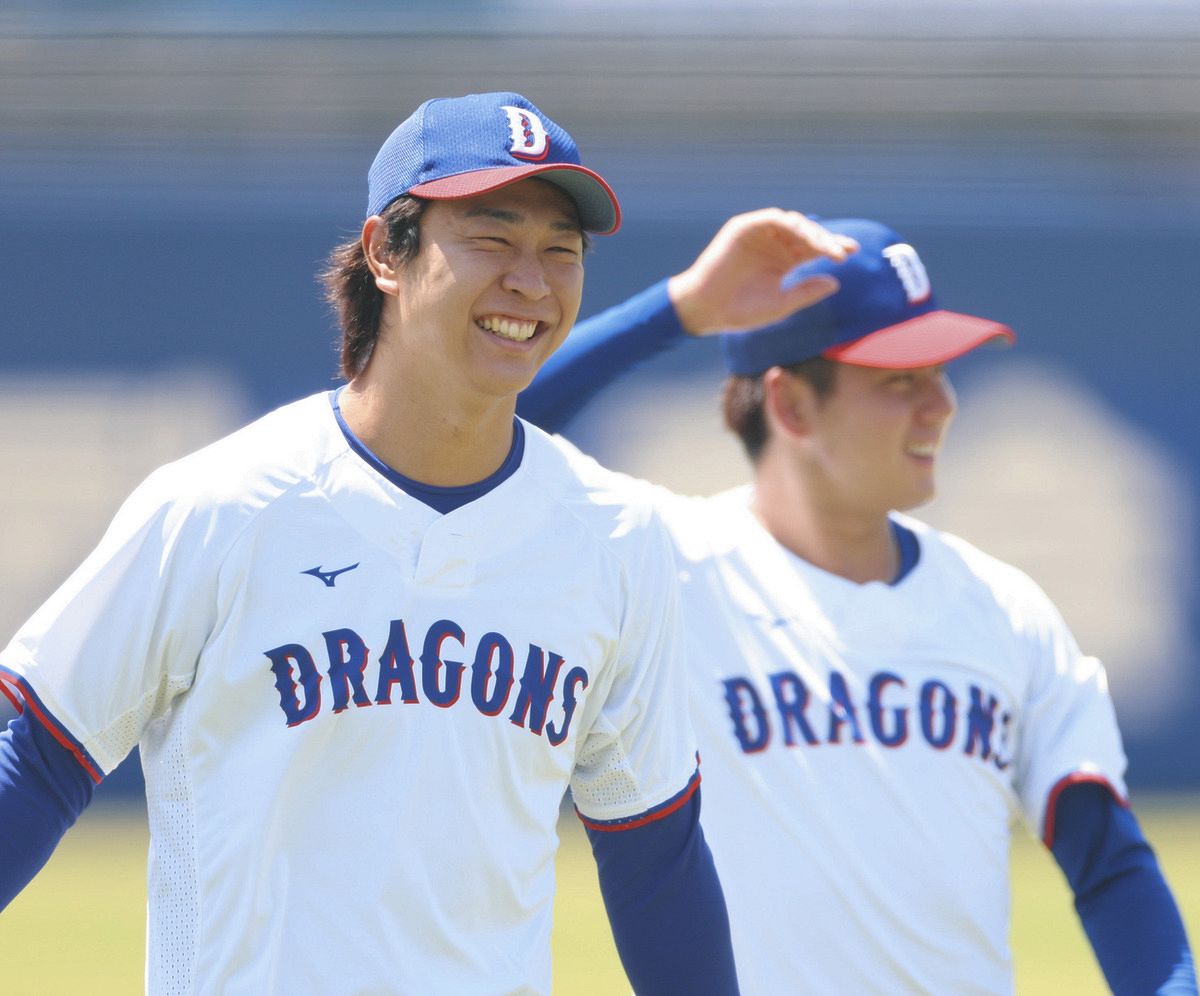 笑顔で練習する高橋宏。右は金丸