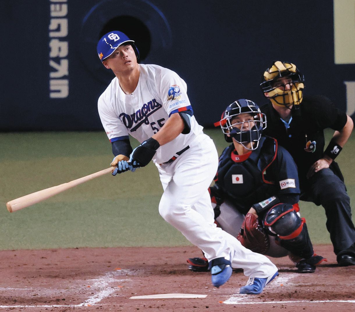 ４回裏無死、細川が左越えに勝ち越しソロを放つ。捕手坂本