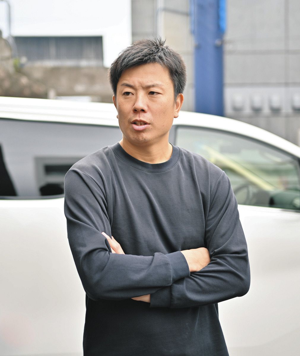 報道陣の質問に答える松葉