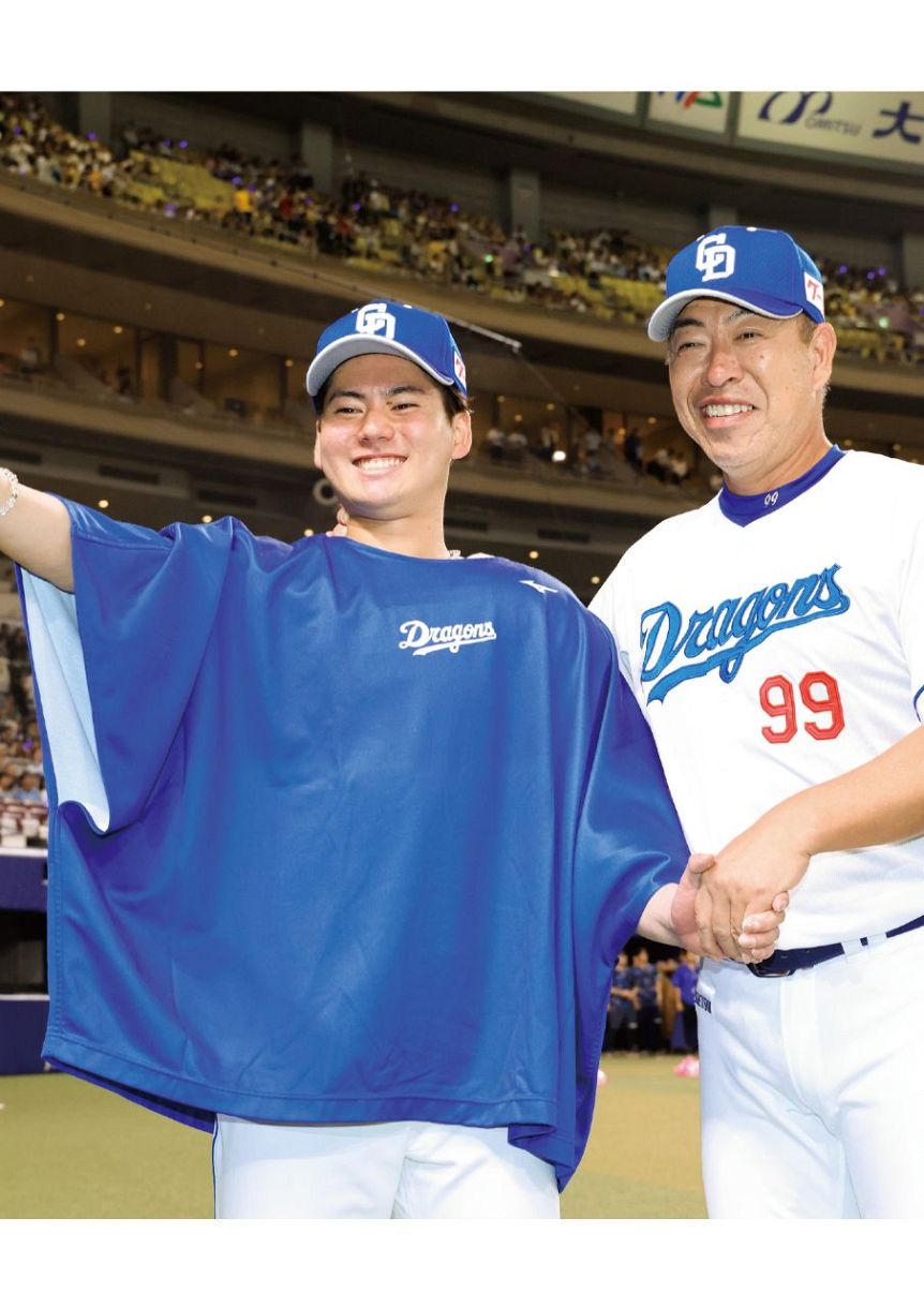 
プロ初勝利を挙げた金丸を祝福する井上監督＝８月７日、バンテリンドームナゴヤで