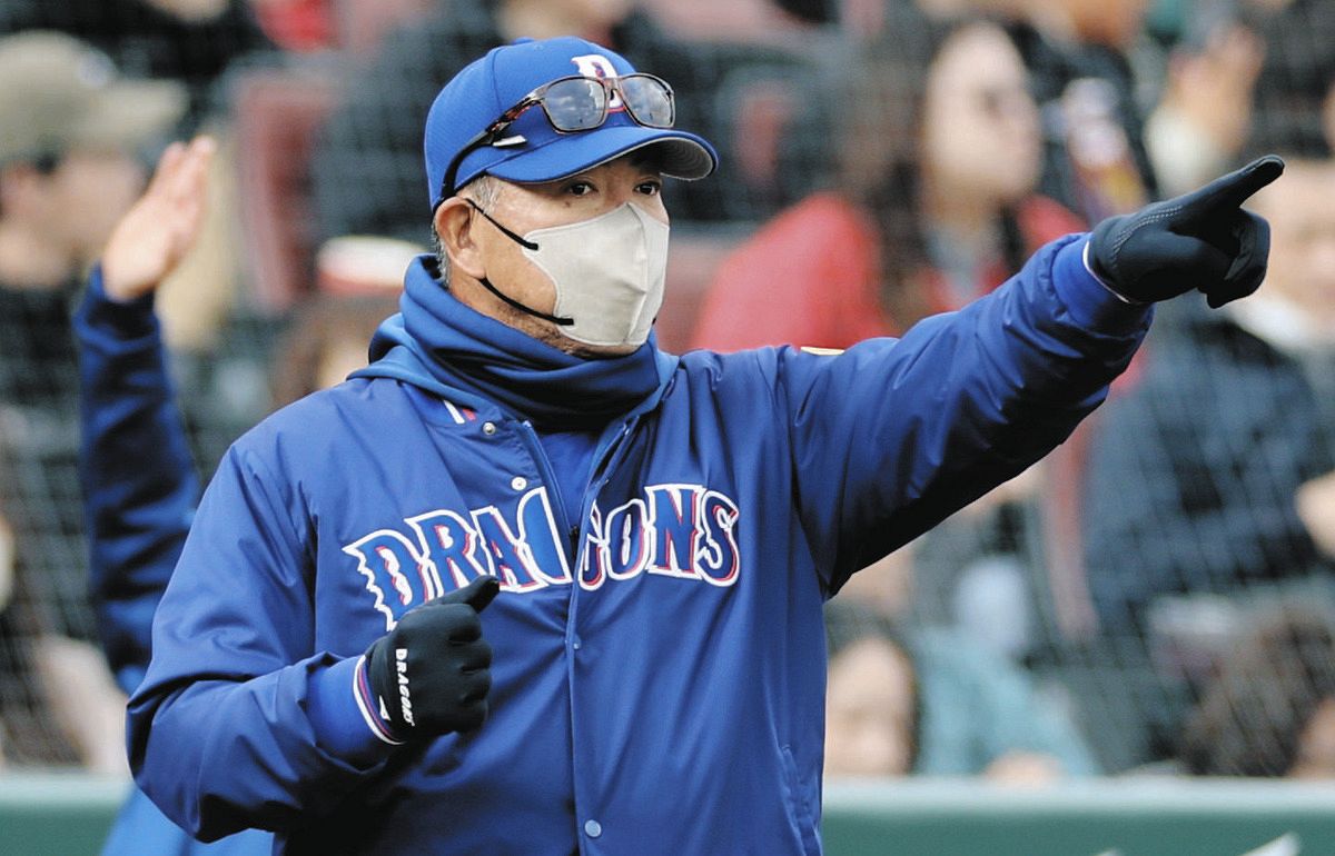 ７回表終了後、指示を出す井上監督