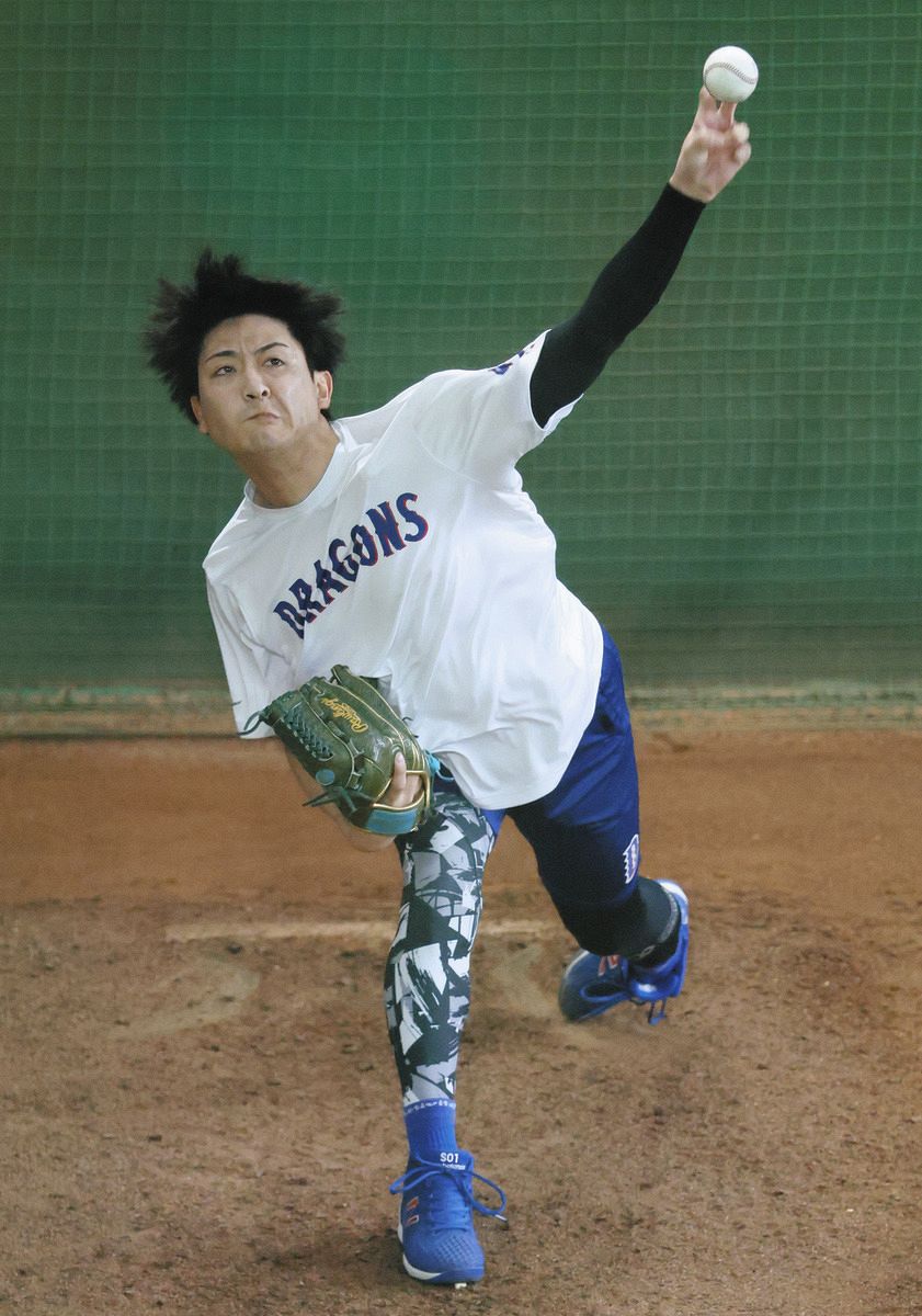 ブルペンで投球練習する吉田
