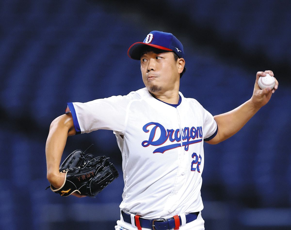 マウンドで投球練習する大野