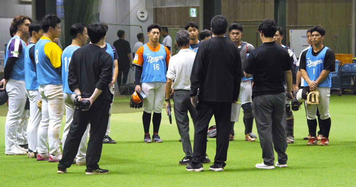 「能力テスト」に参加した独立リーグの選手ら＝中日屋内練習場で（谷大平撮影）