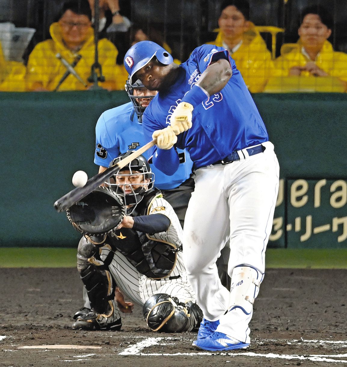 阪神―中日　6回表1死一塁、サノーが左中間に勝ち越し2ランを放つ＝甲子園で（中嶋大撮影）