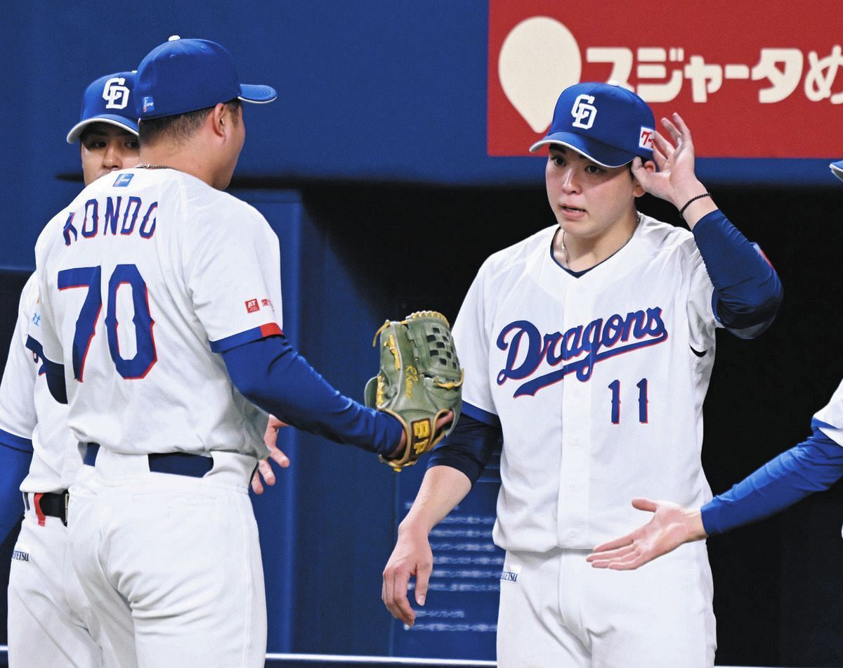６回表を終え、近藤を迎える中西