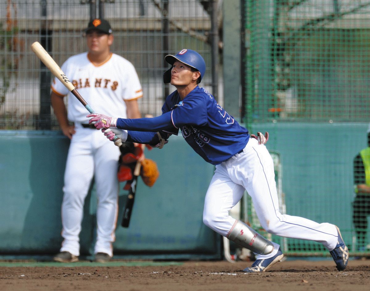 ５回、右前打を放つ中日・新保