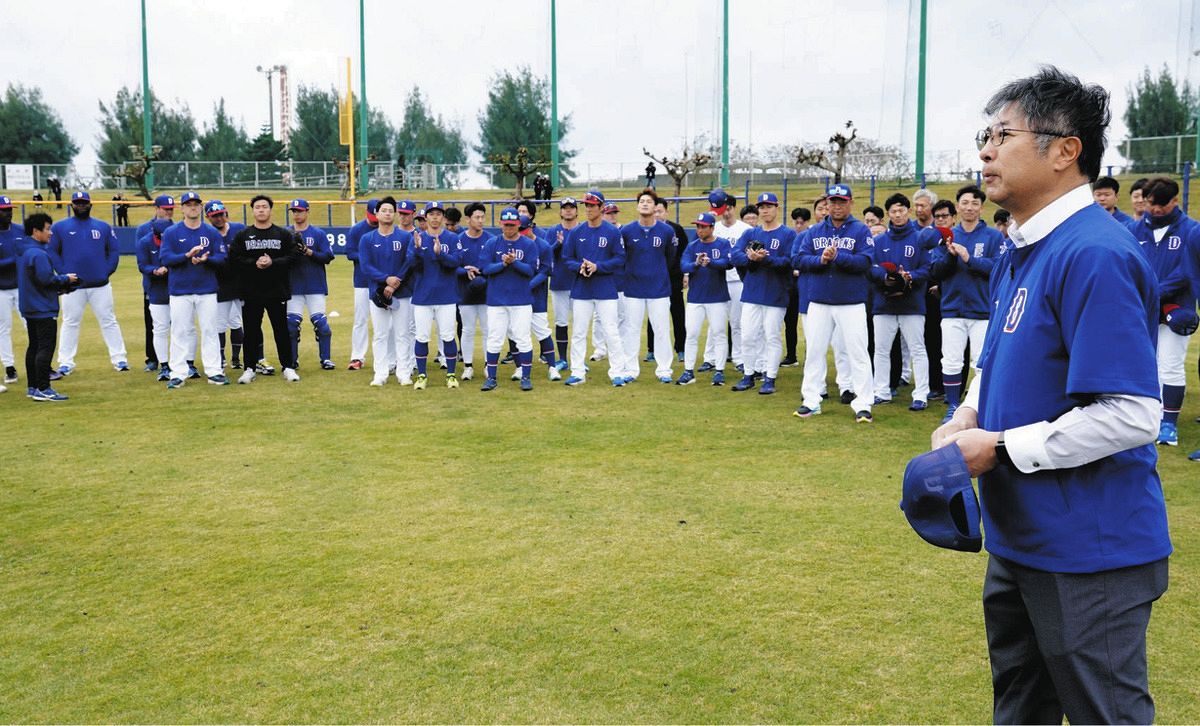 選手らを激励する大島宇一郎オーナー（右）（球団提供）