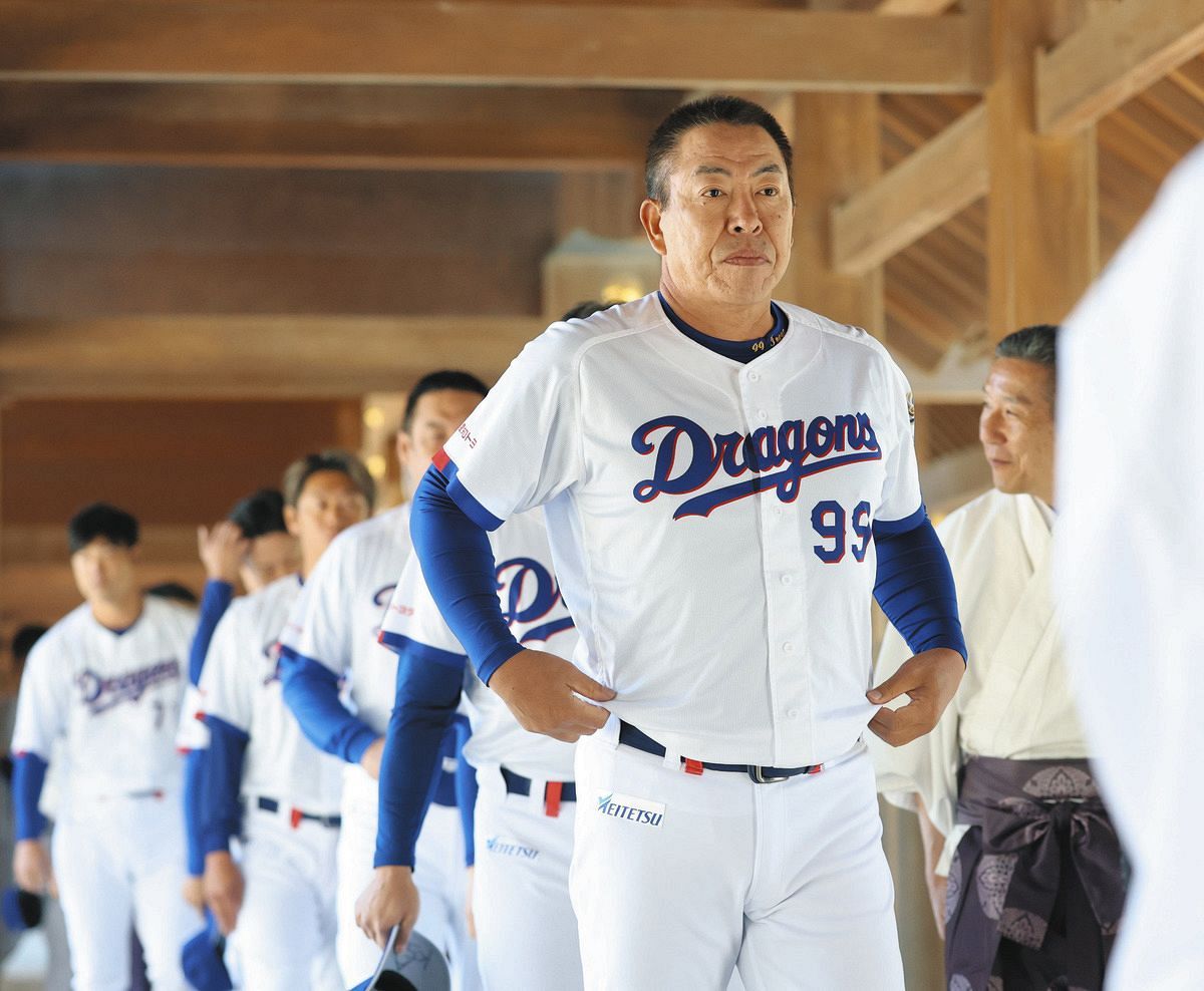 プロ野球開幕を前に必勝を祈願した井上監督（手前）
