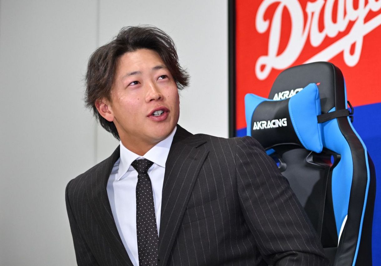 契約更改し記者会見する辻本