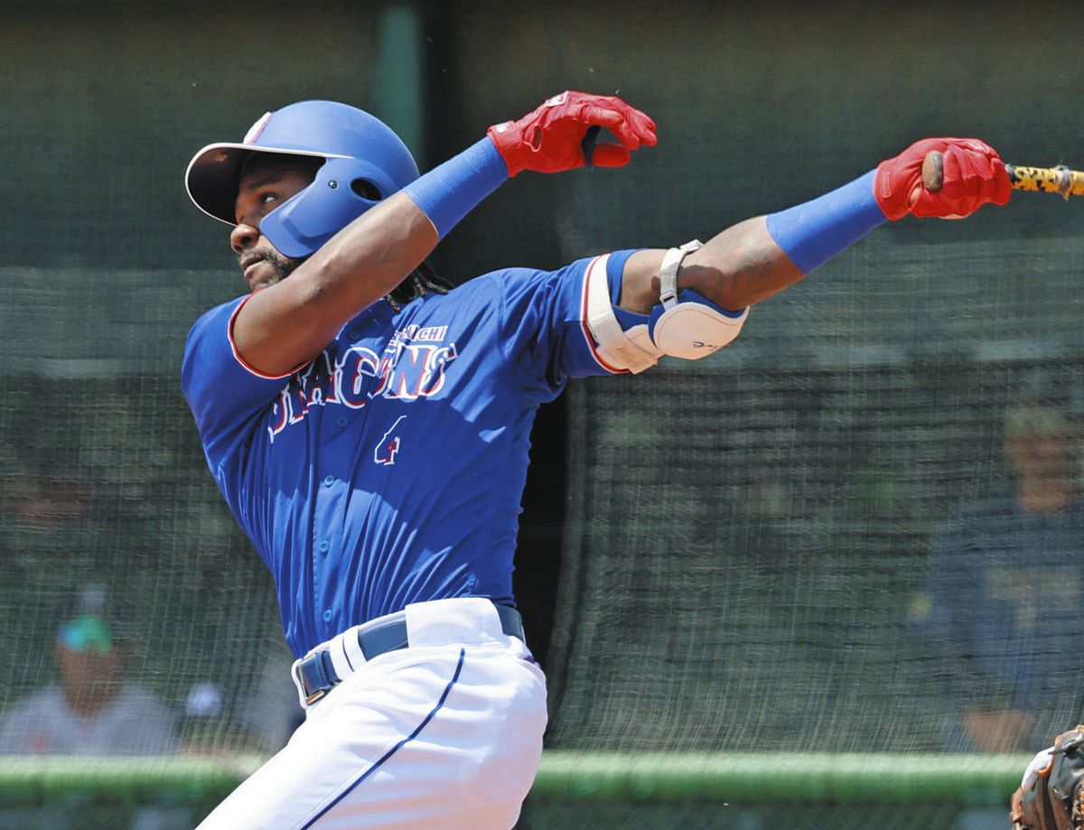 1回表1死一塁、カリステが中前打を放つ