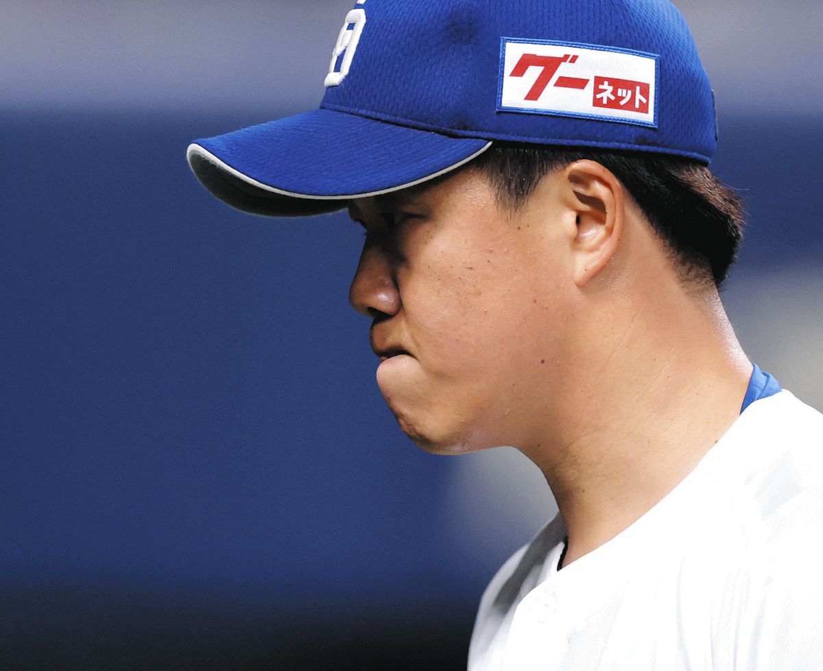 ５回表を終え、厳しい表情でベンチへ戻る柳
