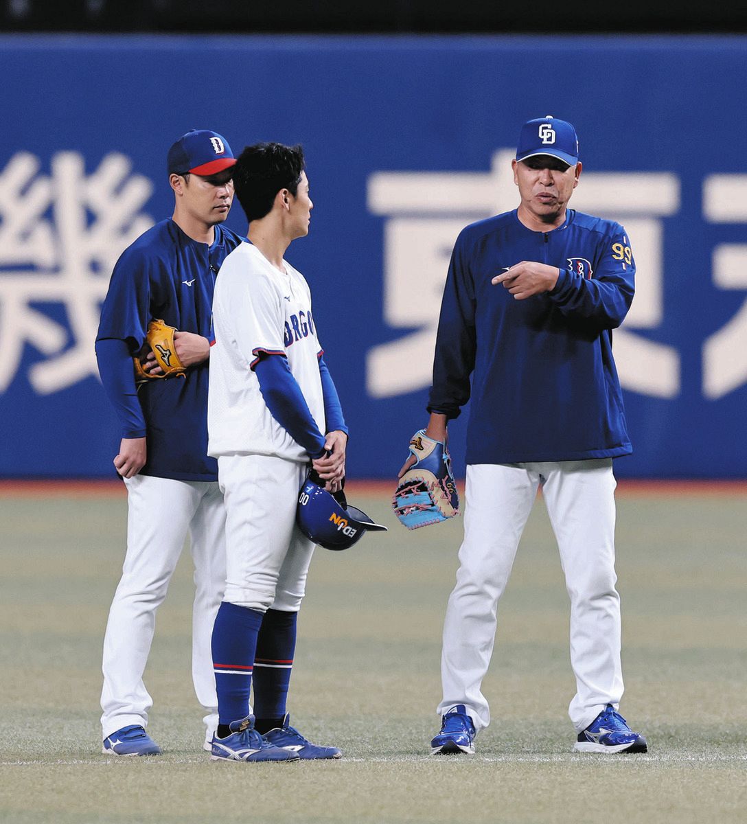 井上監督（右）の話を聞く尾田（中）と堂上内野守備走塁コーチ