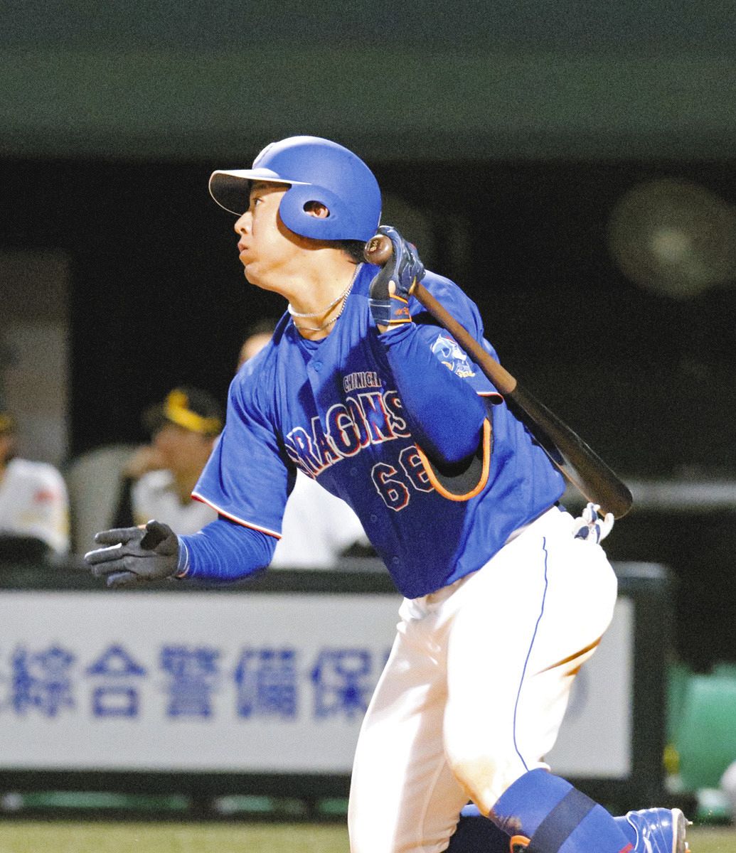 ソフトバンク―中日　９回表無死、中越え二塁打を放つ鵜飼＝タマホームスタジアム筑後で（鹿嶋直樹撮影）