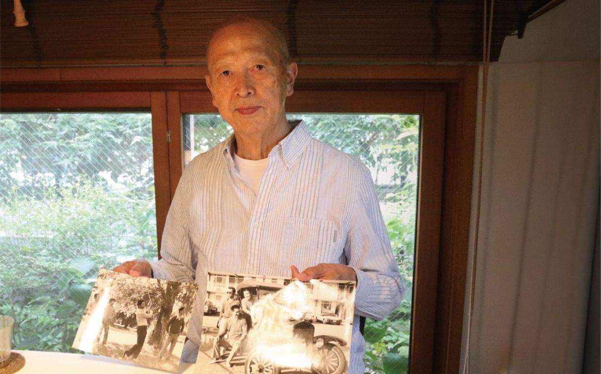 写真を手に思い出を語る井手峻さん＝東京都内で