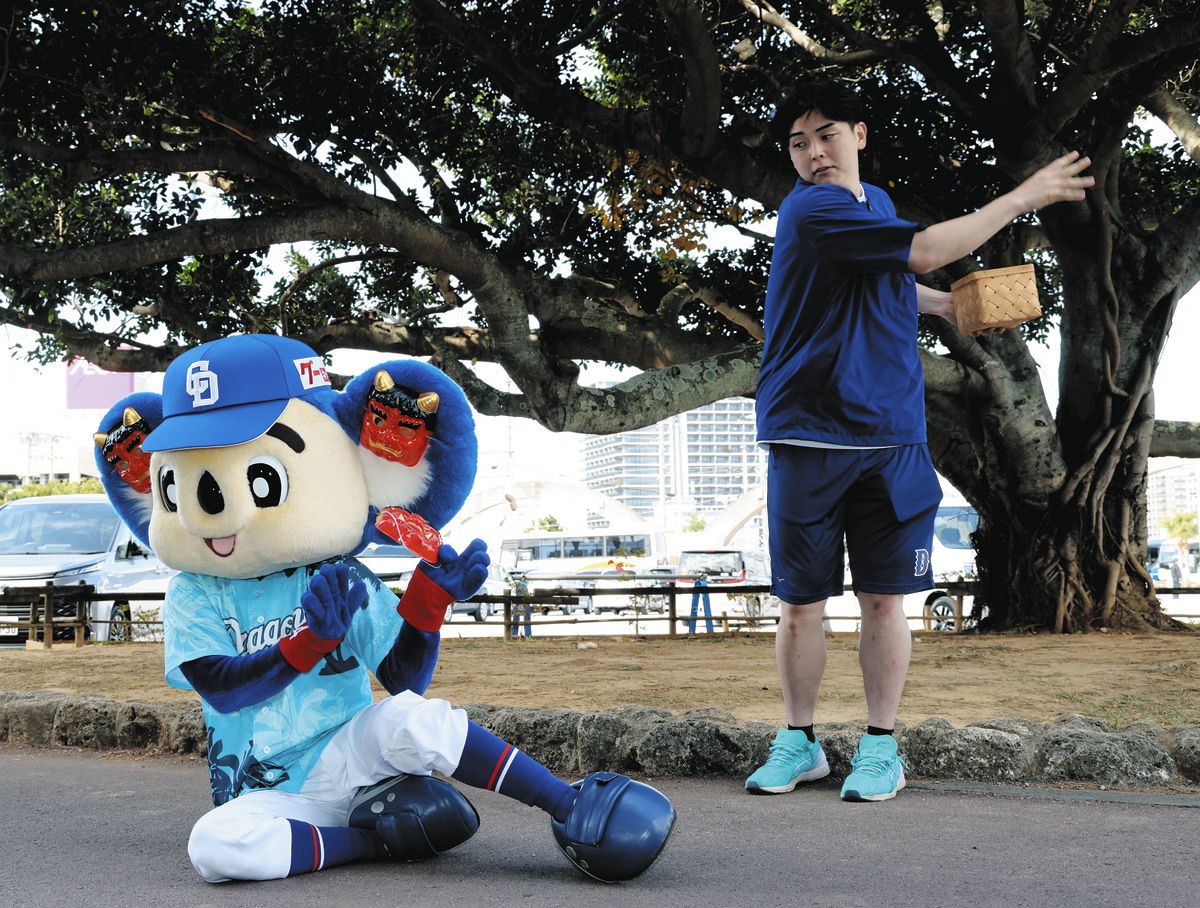 鬼役のドアラに豆を投げつける中西