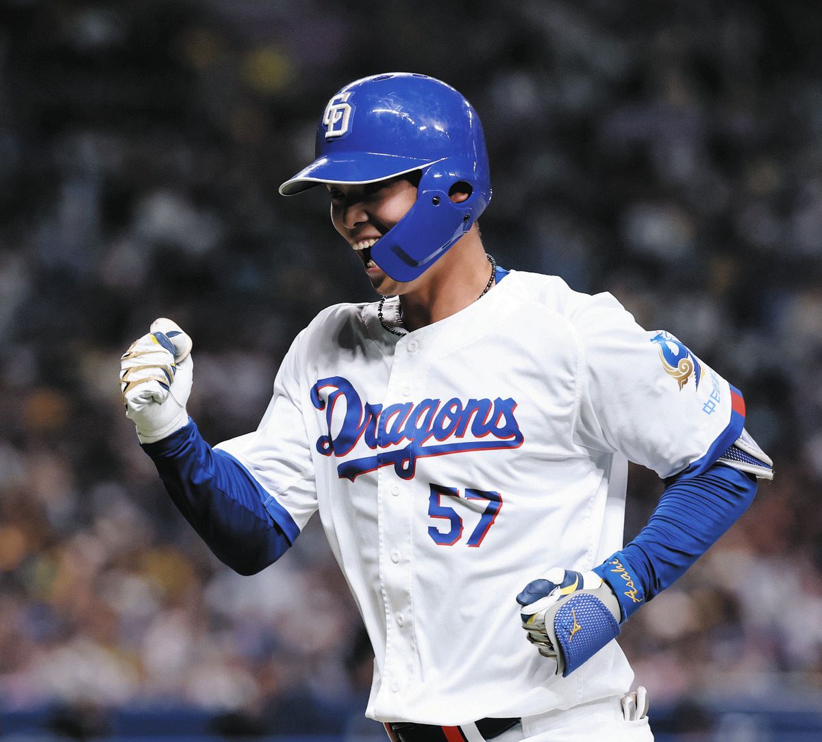 ８回裏、中犠飛を放ちガッツポーズでベンチに戻る花田