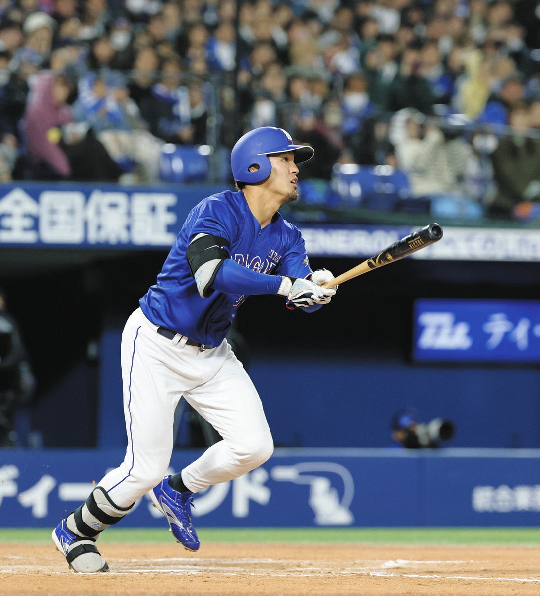 9回表無死一塁、代打板山が右越え2ランを放つ