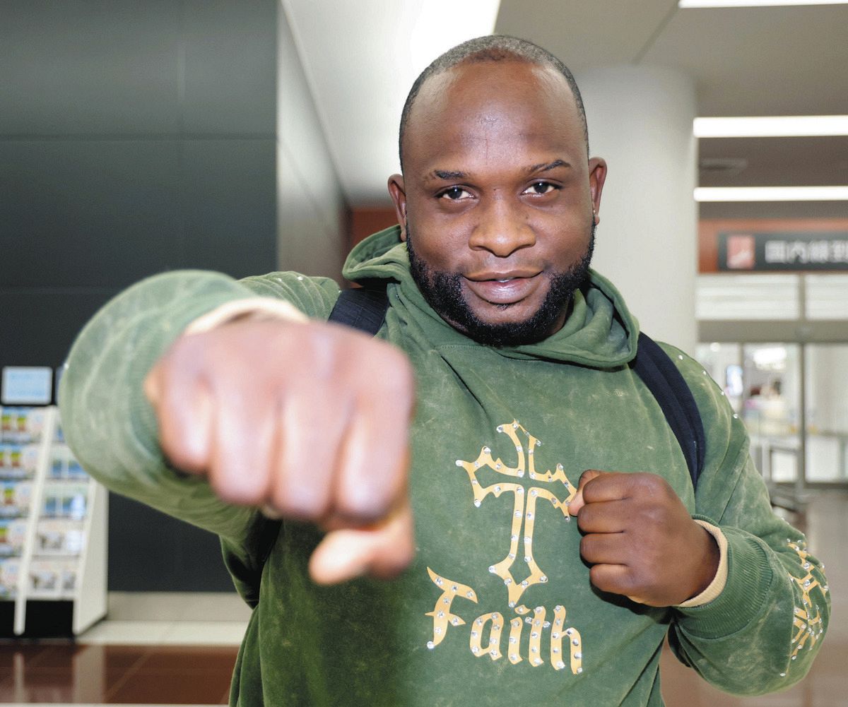 中部国際空港に到着し、活躍を誓うサノー