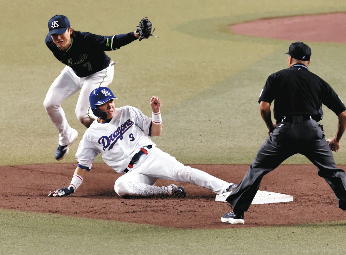 ３回裏２死一塁、打者板山のとき、大島が二盗を決める。遊撃手長岡