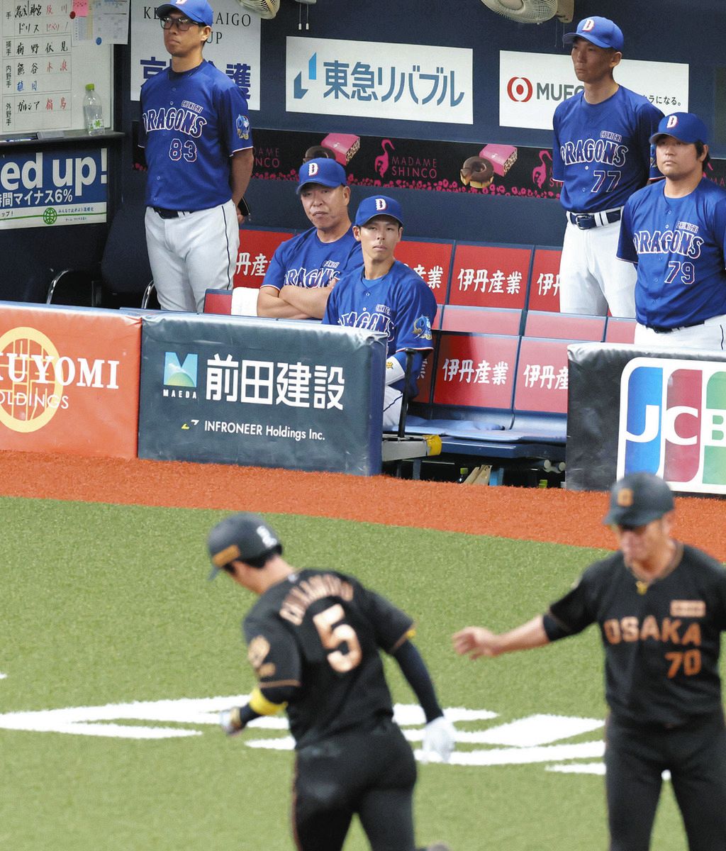 ６回裏、先制本塁打を放った近本（手前左）を見つめる井上監督（中央）ら