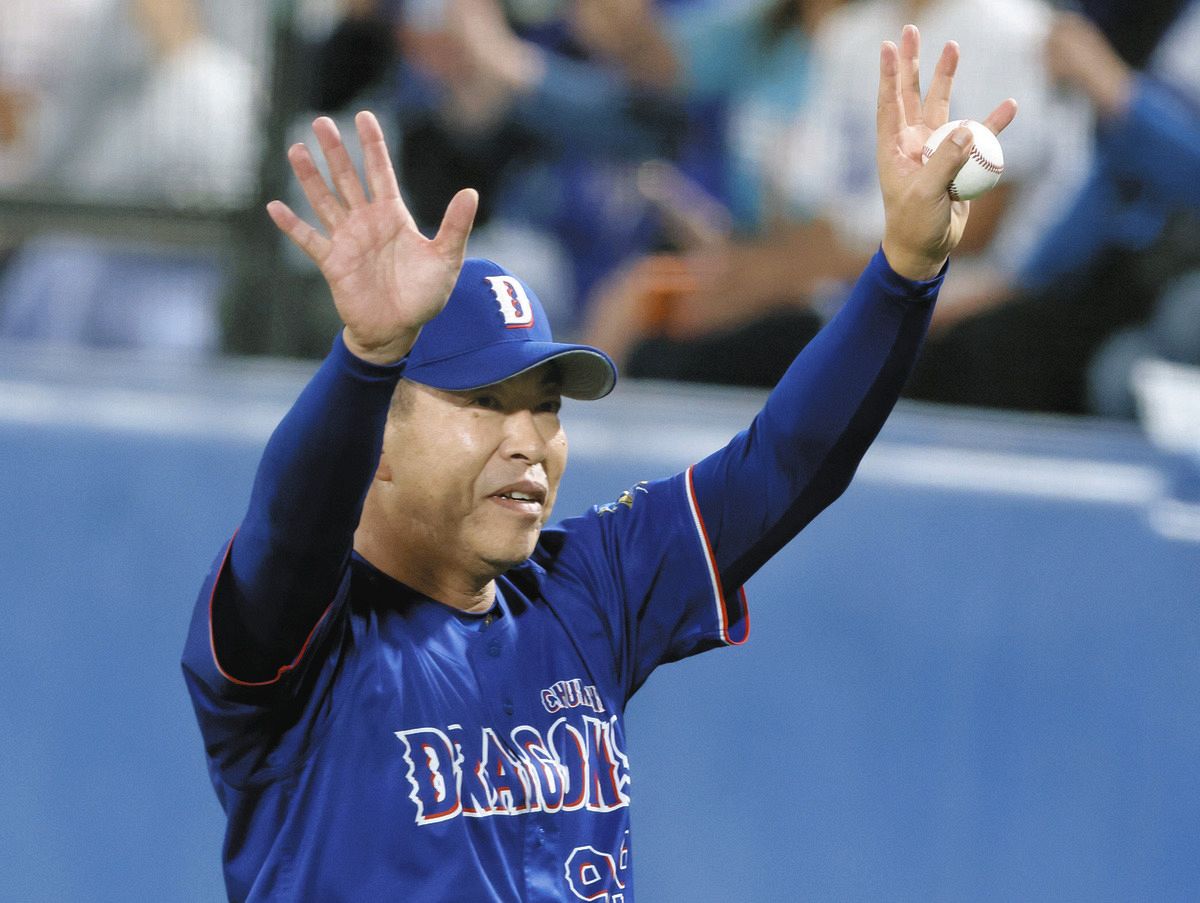 試合後、スタンドのファンに手を振る井上監督