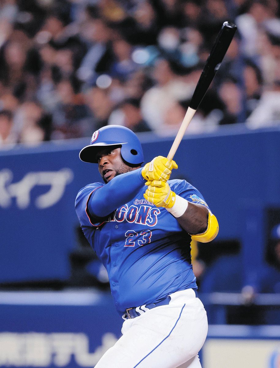 ７回表無死、サノーが左翼線二塁打を放つ