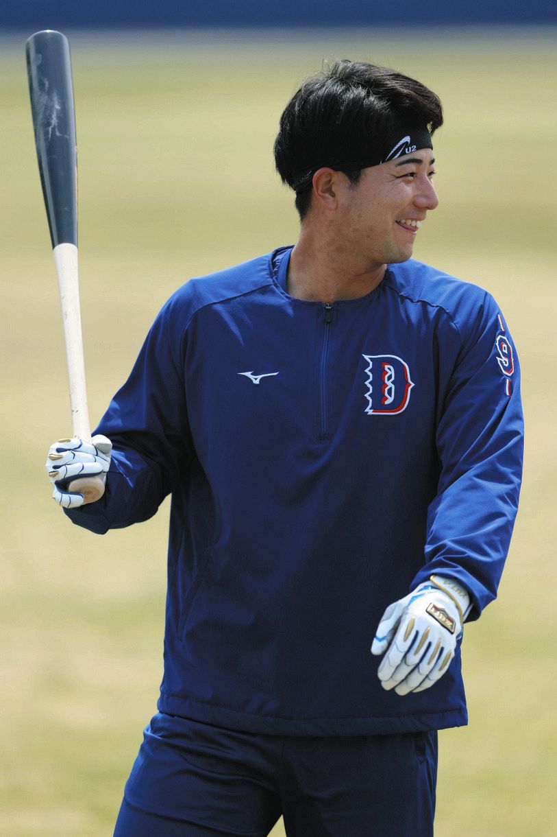 練習の合間に笑顔を見せる石伊