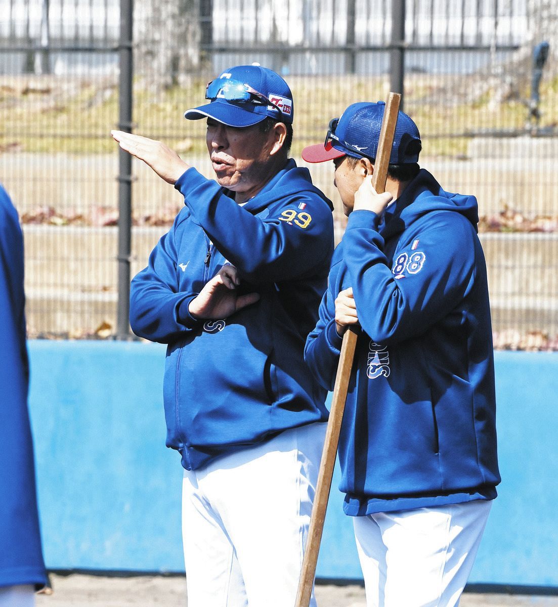 2軍キャンプを視察し、落合投手コーディネーター（右）と話す井上監督