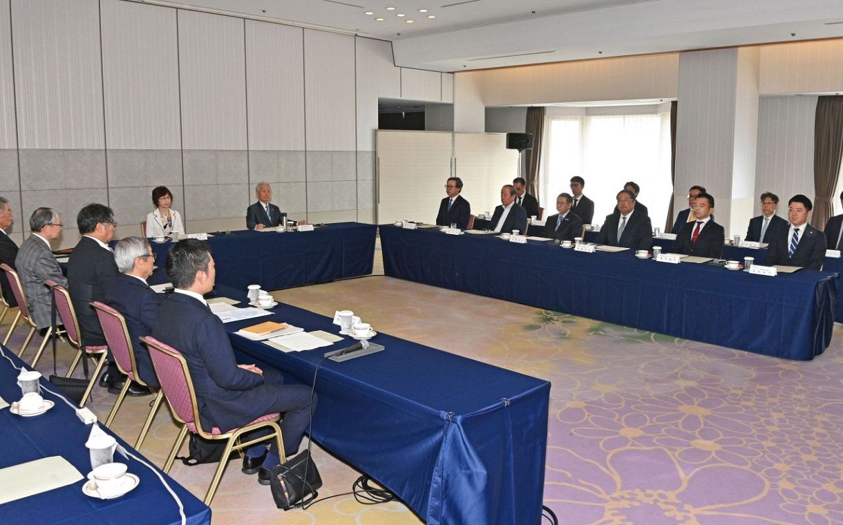 プロ野球オーナー会議に臨む各球団のオーナーら＝都内のホテルで（梅津忠之撮影）