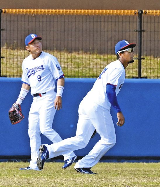 外野で守備練習するブライト（右）と大島