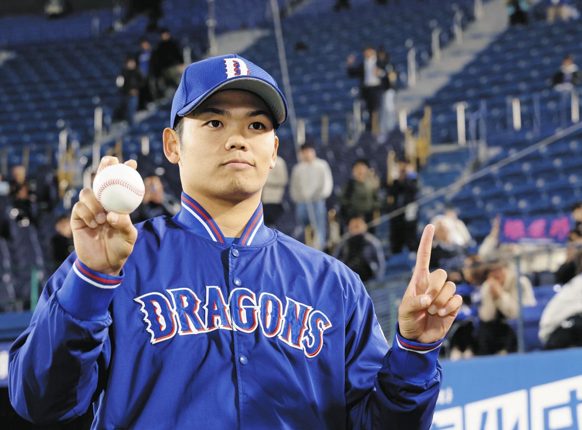 プロ初勝利を挙げ、ウイニングボールを手に笑顔を見せる根尾