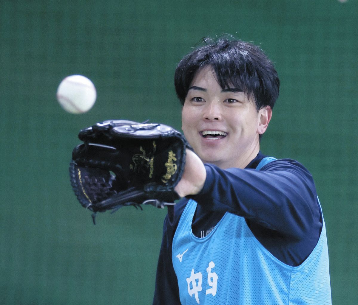 ブルペンで笑顔を見せる中西