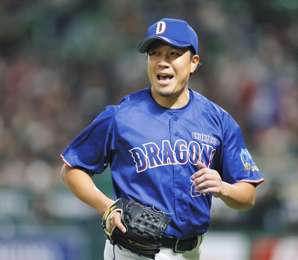 ３回裏を無失点とし笑顔でベンチに戻る大野