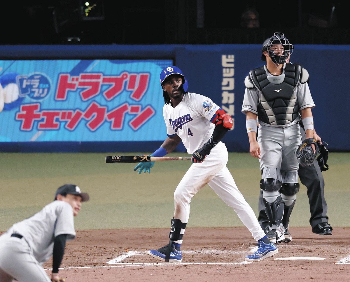 2回裏2死二、三塁、カリステが左越えに3ランを放つ。投手毛利、捕手佐藤