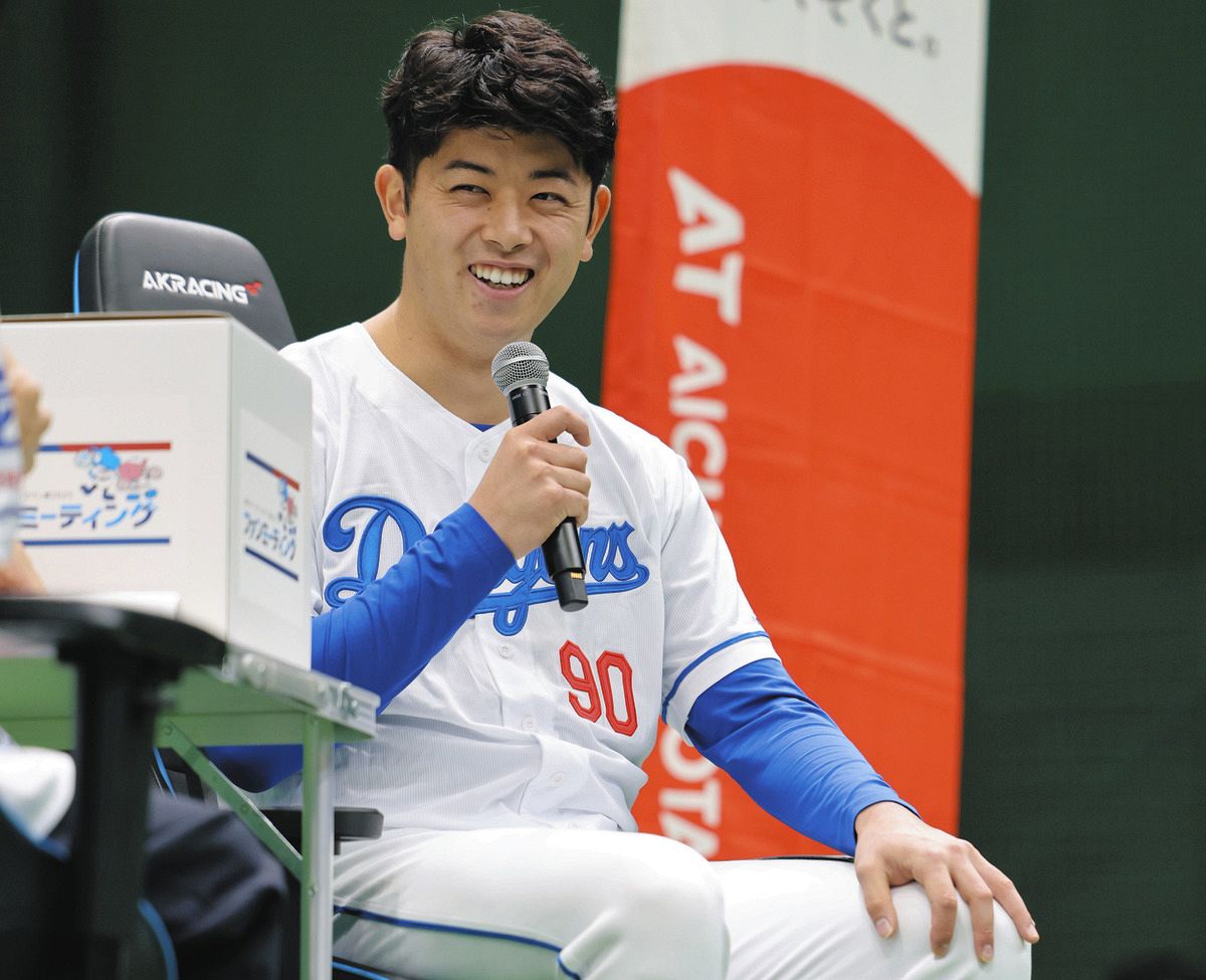 ファンからの質問に笑顔で答える松山