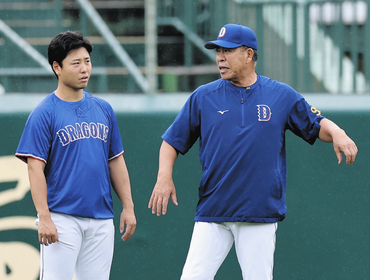 牧野（左）と話す井上監督