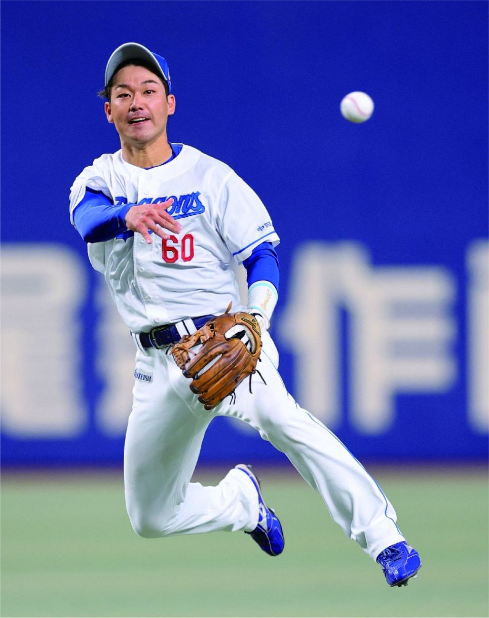 9月2日の阪神戦、1回表無死、山本が近本の遊ゴロを処理する＝バンテリンドームナゴヤで（今泉慶太撮影）

