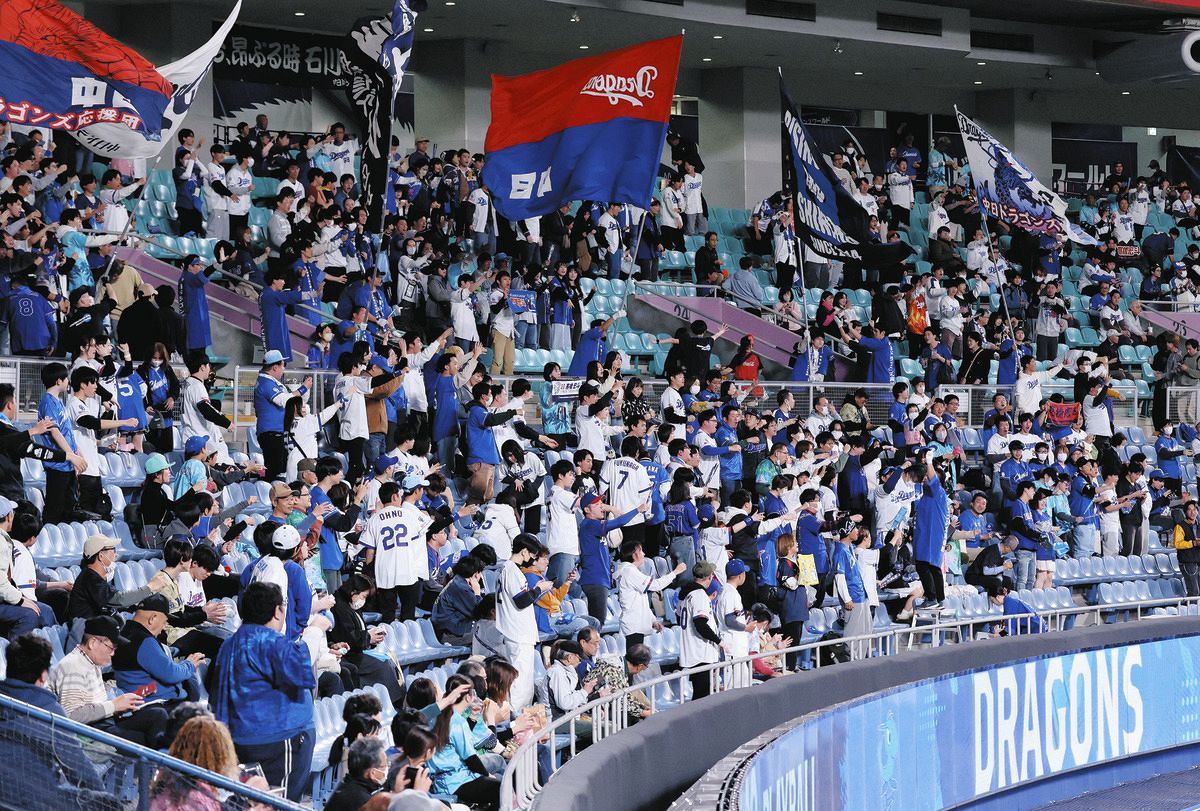 バンテリンドームナゴヤに高橋宏の登場曲が流れ、声援を送るライトスタンドのファン