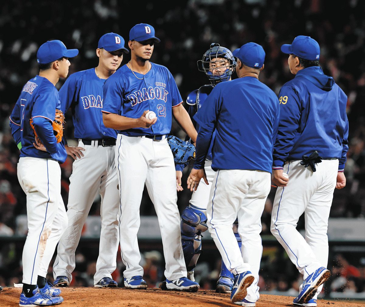 ９回途中でマウンドを降りるアブレウ。右端は井上監督