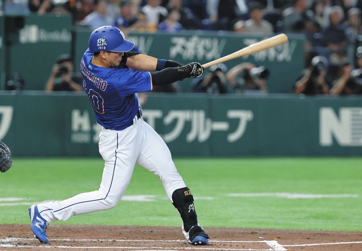 ２回表２死二塁、福元が中前に先制打を放つ