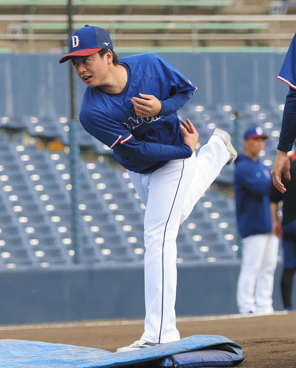 試合前の練習でマウンドの感触を確かめる桜井