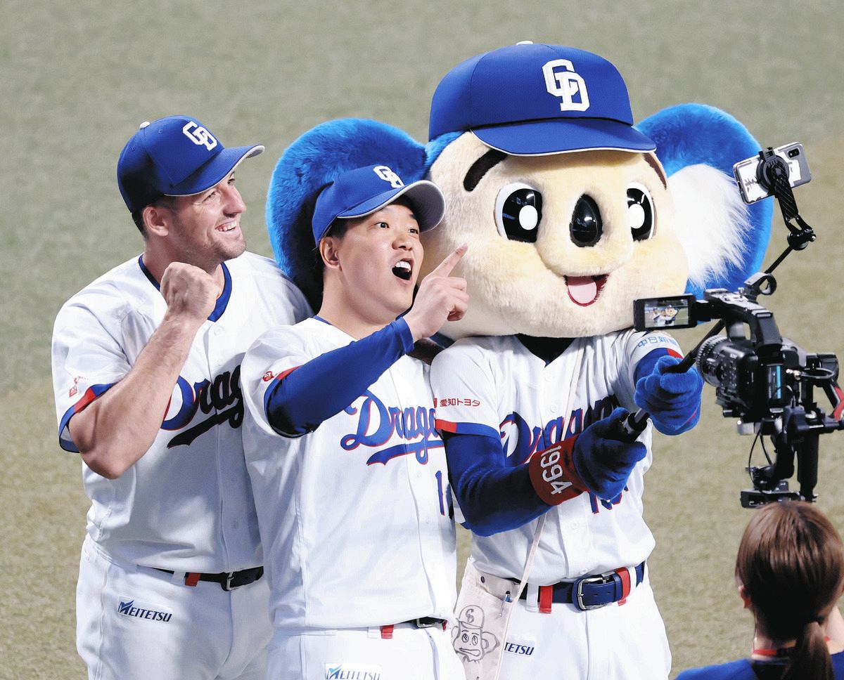 巨人に勝利し、ドアラと記念撮影するボスラー（左）と柳