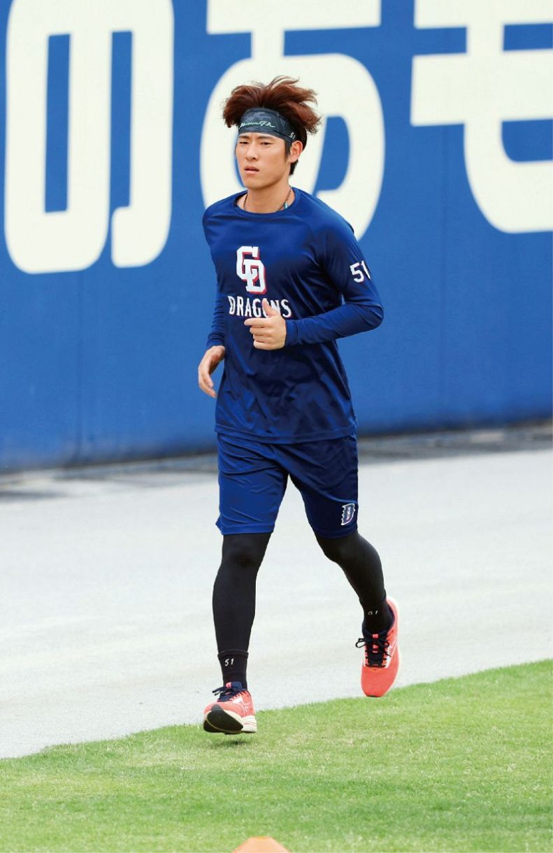 ランニングをする上林＝５月31日、ナゴヤ球場で
