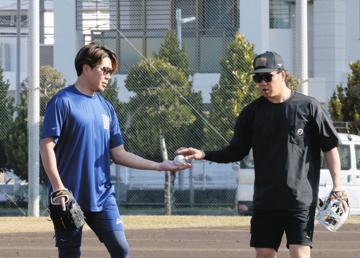 キャッチボールを終えた大野（左）と柳