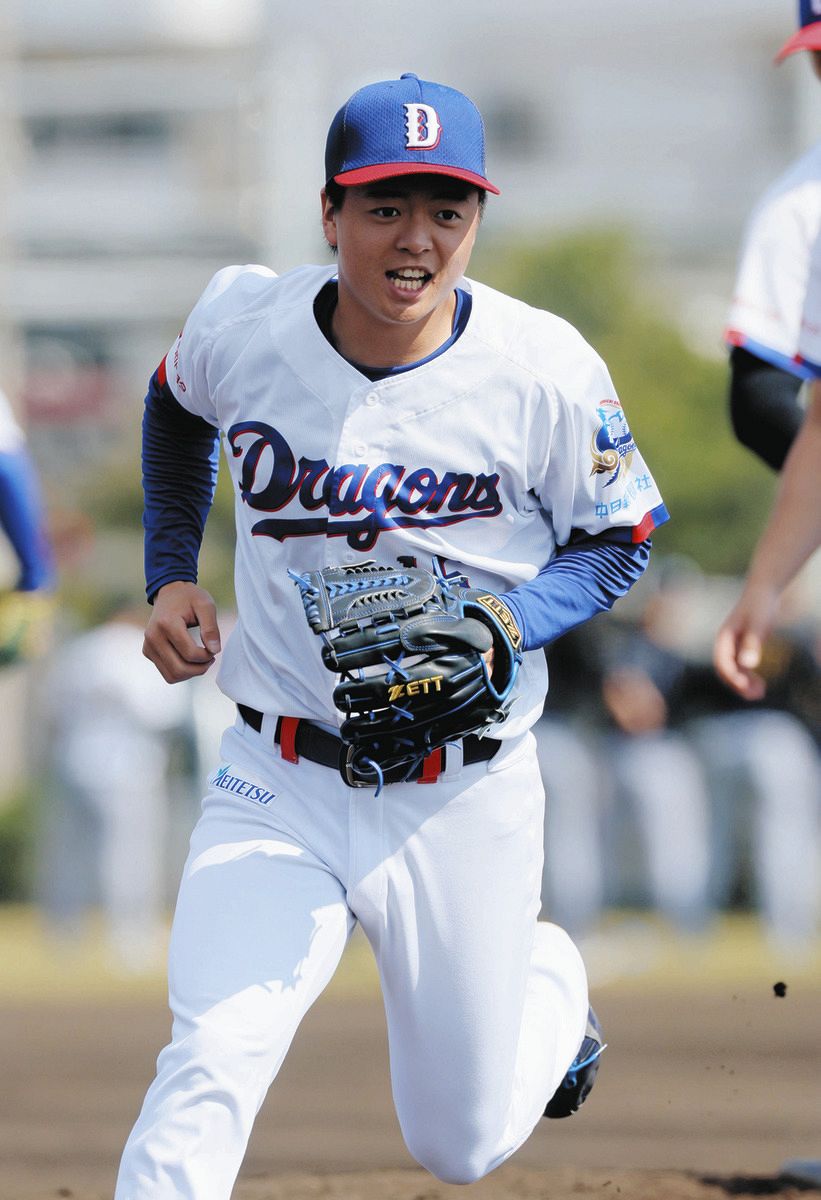 守備練習で駆けだす桜井