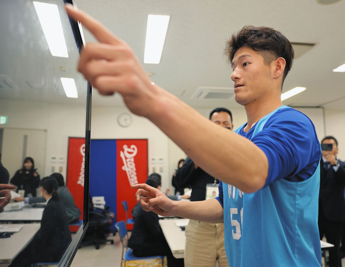 視力検査を受ける新保