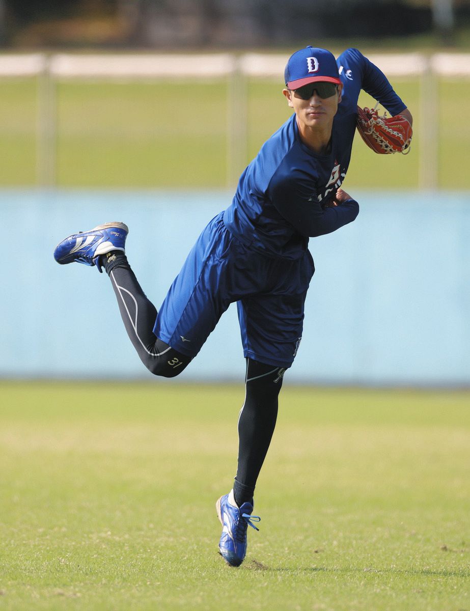 外野でノックを受け、返球する森駿